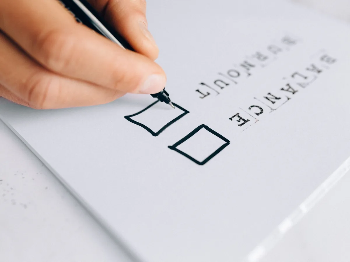 Detalle de una lista de verificación de requisitos formales, marcada a mano.