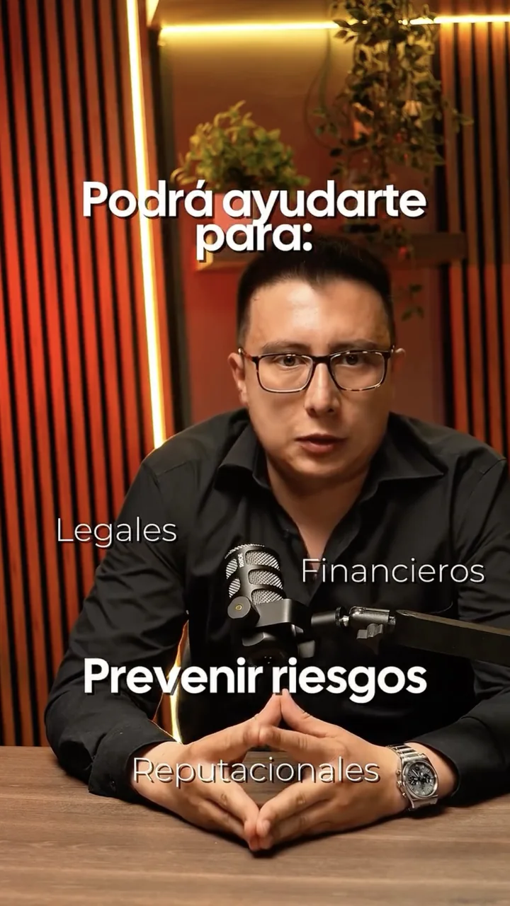 Fotograma del clip vertical grabado en el set del podcast