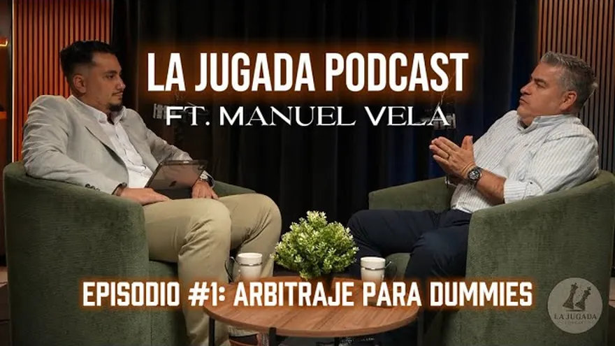 Los dos anfitriones de La Jugada Podcast durante la grabación del episodio sobre arbitraje
