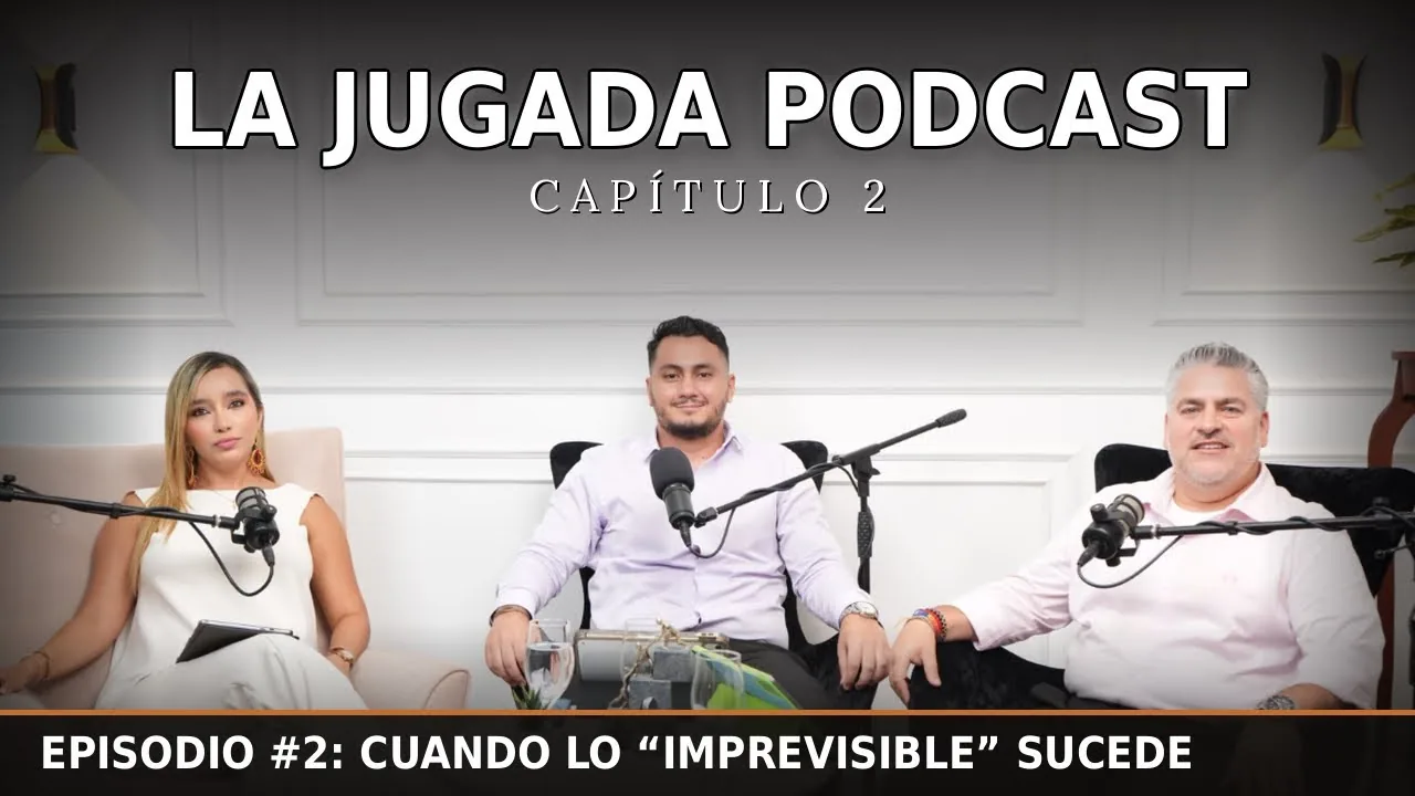 Los tres participantes del episodio sobre el terremoto, en el set blanco de La Jugada Podcast